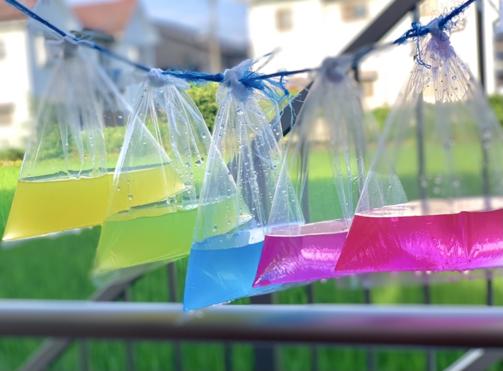 小２算数『水のかさ』を夢中で学習できる遊び「魔法薬レシピ作り」の遊び方紹介画像。数量感覚を育てながら「dL, L, mL」といった単位に親しみます。学習障害（LD）をはじめとした発達障害のある子どもの特別支援教育や不登校児童の家庭学習・学び直しに活用されています。