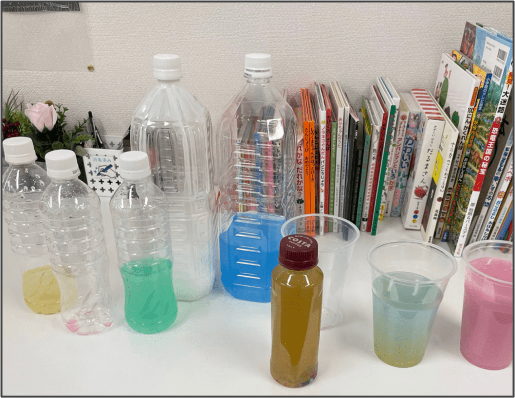 小２算数『水のかさ』を夢中で学習できる遊び「魔法薬レシピ作り」の遊び方紹介画像。数量感覚を育てながら「dL, L, mL」といった単位に親しみます。学習障害（LD）をはじめとした発達障害のある子どもの特別支援教育や不登校児童の家庭学習・学び直しに活用されています。