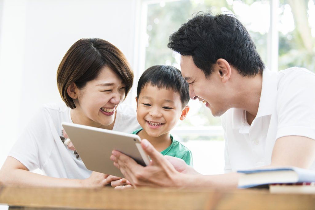 LD(学習障害/限局性学習症)、ADHD(注意欠陥多動性障害)、ASD(自閉症スペクトラム)、DCD(発達性協調運動障害)といった神経発達症(発達障害)や不登校児童の学習支援及び保護者へのピアサポートを目的としたコミュニティ「デキルバ」を利用する親子の様子。