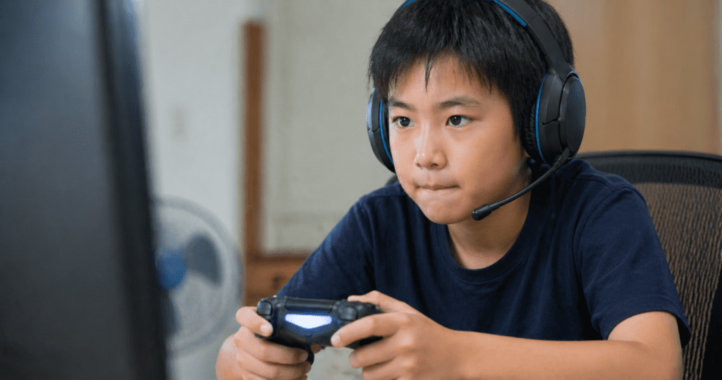 ゲームで負けた悔しさを少しずつ受け止められるようになった子どもの変化をイメージした画像。